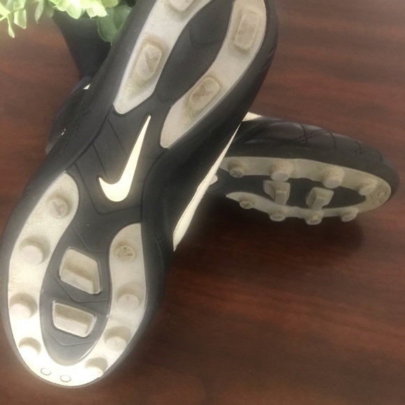 Nike soccer shoes size 4.5Y - Picture 2 of 5